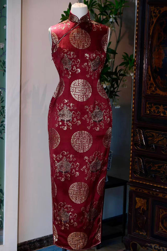 60年代 - 香江丝府·胭脂红织金团寿缠枝莲古董旗袍 |  1960s - The Silk Repository of Hong Kong: Vintage Rouge-Red Cheongsam with Gold-Woven Shou Medallions and Interlocking Lotus