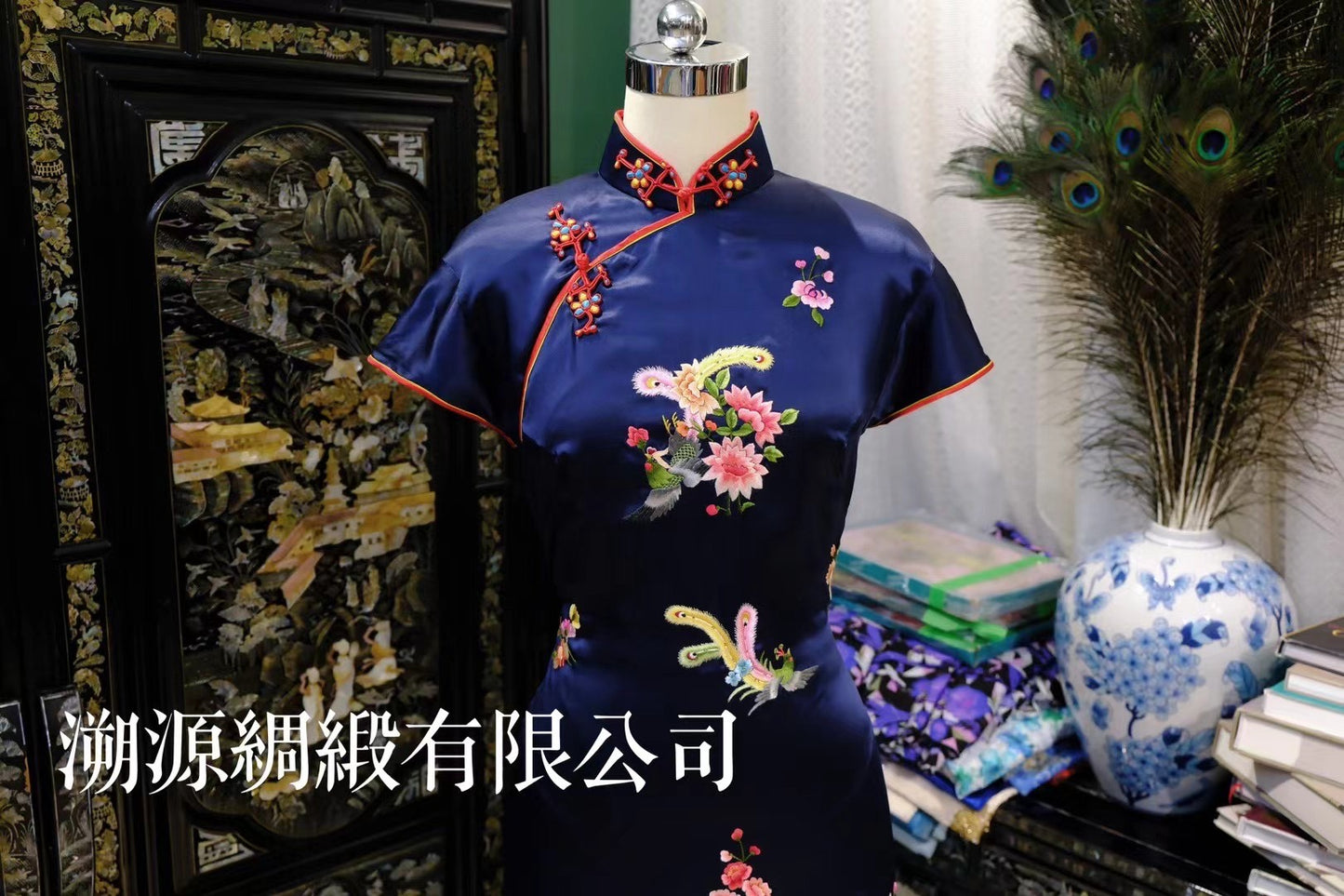 50年代 - 港式藏蓝真丝 手工苏绣凤穿牡丹 橘红双滚边 填芯硬花盘扣 古董旗袍：【凤舞蝶衣】| 1950s - Hong Kong Style Dark Blue Silk, Hand-Embroidered Su Embroidery Phoenix & Peony, Orange-Red Double Piping, Inlaid Floral Knot Buttons (Antique): "Phoenix Dance, Butterfly Garment"