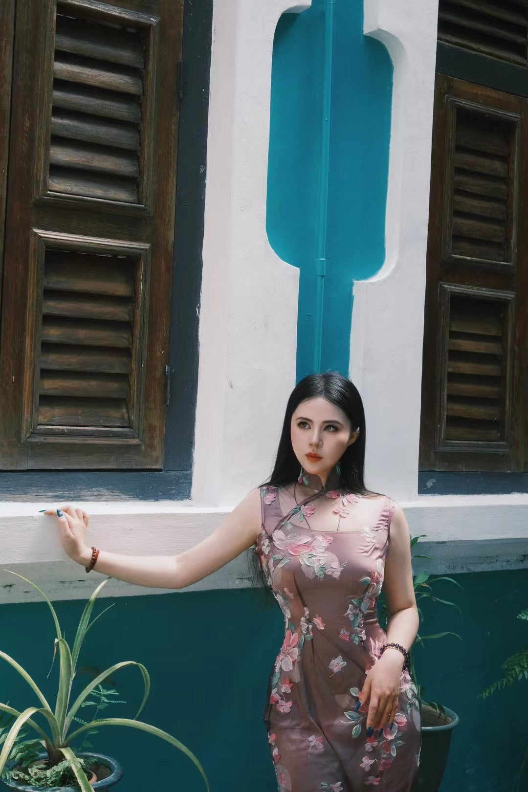 客定结缘 - Ruffo Coli 高定手工彩绘双层欧根纱无袖旗袍：《紫鸢花之恋》| Customized Design - Ruffo Coli Hand-Painted Haute Couture Double-Layer Organza Qipao: “Violet Iris Romance”