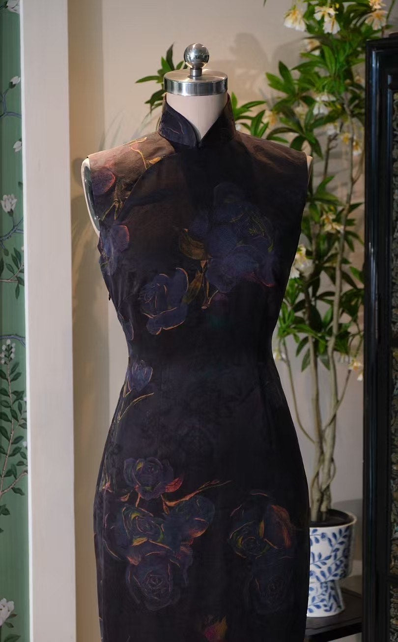 出售样衣 - 🌌 夜昙浮光 · 25姆米花罗红云纱手绘玫瑰无袖旗袍 | Sample Sale - 🌌 Night Bloom Luster · 25 Momme Brocade "Red Cloud" Silk Hand-Painted Rose Qipao