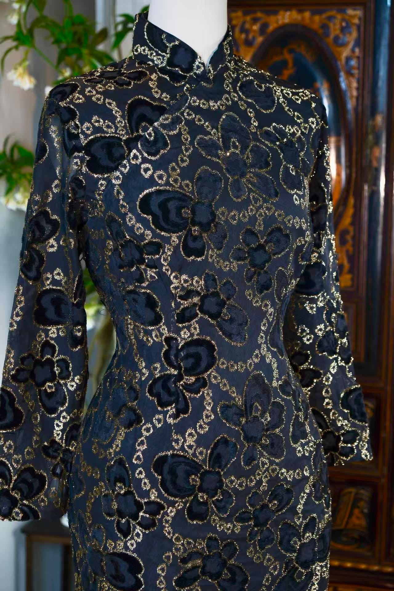 60年代 - 兰襟遗韵：六十年代台湾织金烧花丝绒旗袍考释 | 1960s - The Lingering Charm of Orchid Grace: A Critical Analysis of a 1960s Taiwanese Woven-Gold Devoré Velvet Cheongsam