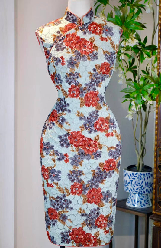 60年代 - 东方绮梦·六十年代香港浅青蕾丝法国刺绣牡丹芍药古董旗袍 | 1960s - Oriental Fantasy: A 1960s Hong Kong Vintage Cheongsam in Pale Cyan Lace with French Embroidered Peony and Peonies