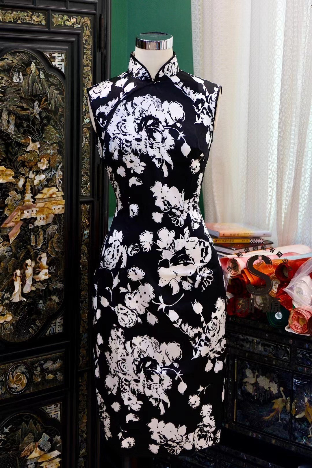 客定结缘 -【致敬花样年华·黑白映画】纯粹反差花卉定制旗袍 | Customized Design - 【Homage to In the Mood for Love · Black and White Canvas】Pure Contrast Floral Custom Qipao