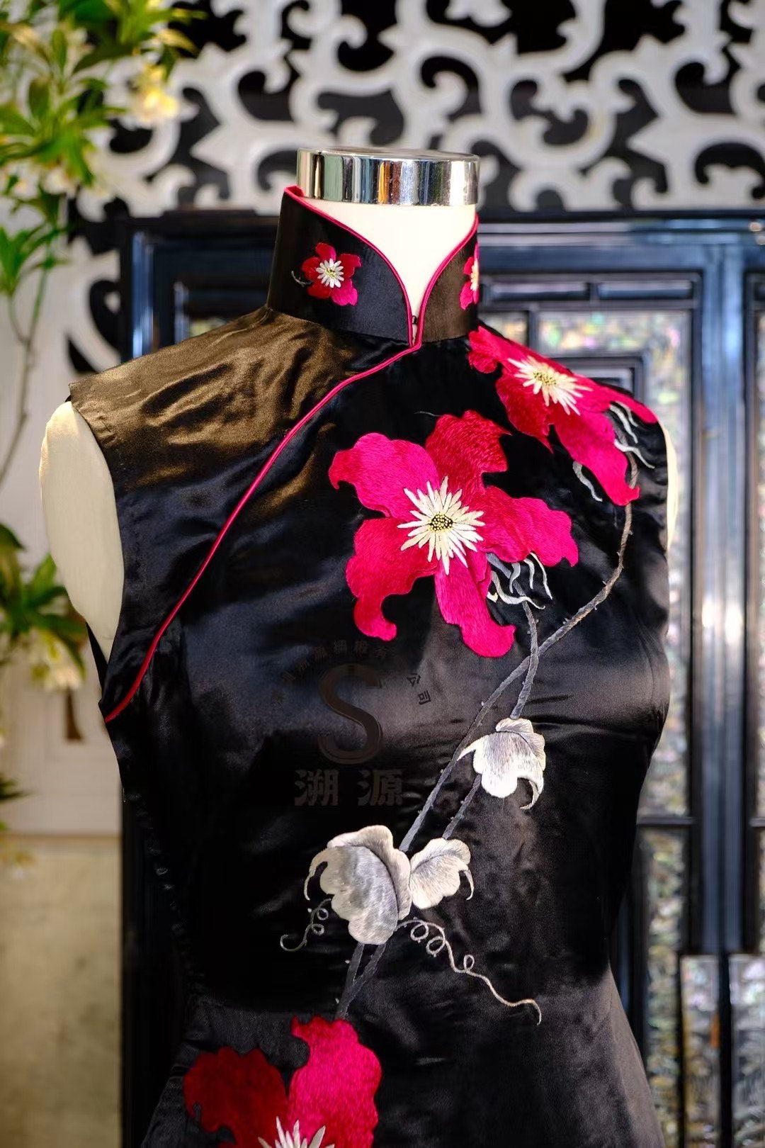 60年代 -【夜绽朱槿】港工典藏：长款真丝苏州刺绣古董旗袍——栩栩如生扶桑花 | 1960s - "Midnight Hibiscus Bloom" Hong Kong Heritage: Long Silk Embroidered Antique Cheongsam – Lifelike Hibiscus Motif