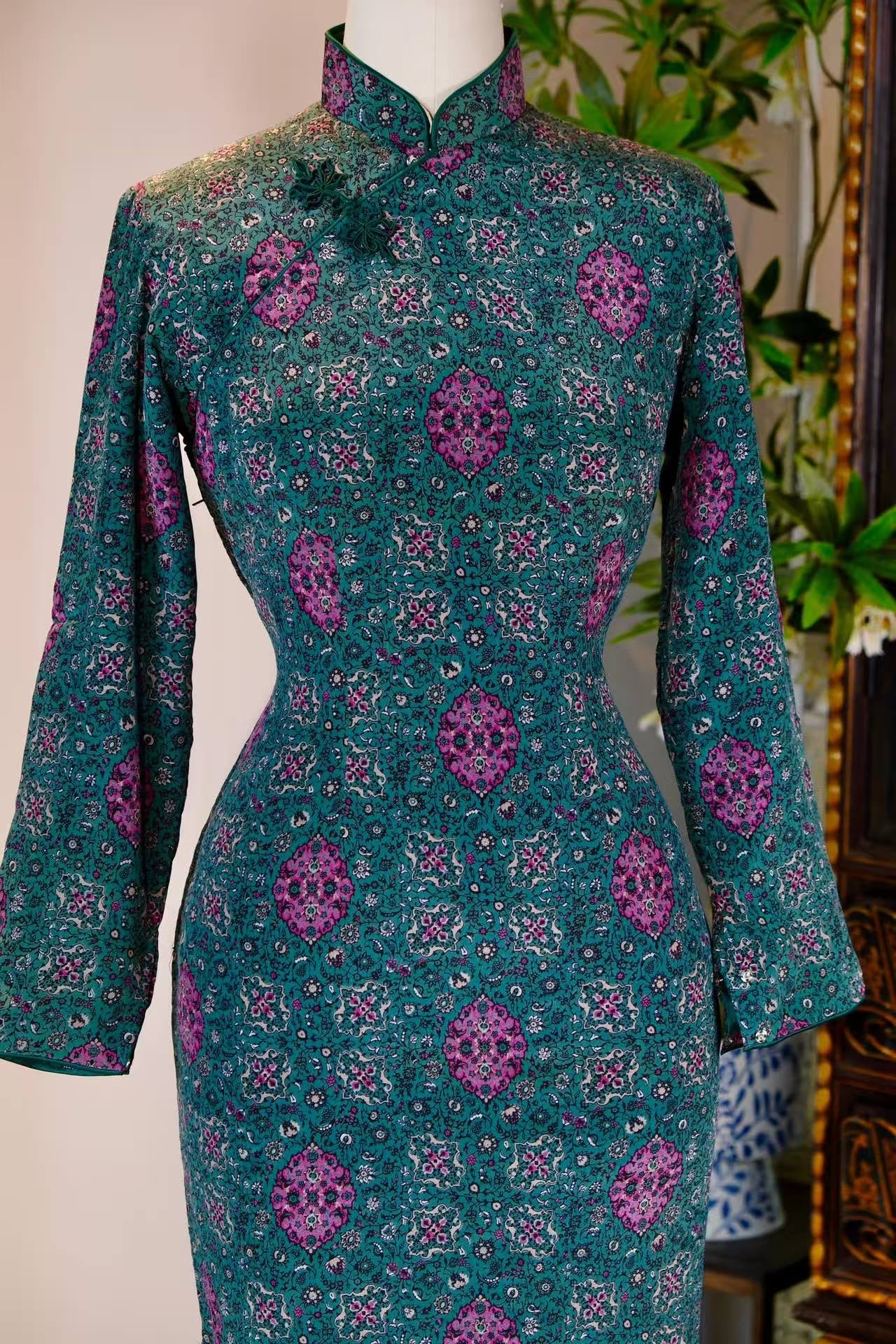 60年代 - 波斯涅槃·六十年代香港孔雀蓝嵌丝硬花扣线香绲古董旗袍 | 1960s - Persian Nirvana: A 1960s Hong Kong Vintage Cheongsam in Peacock Blue with Inlaid Hard Flower Buttons and Incense Stick Piping