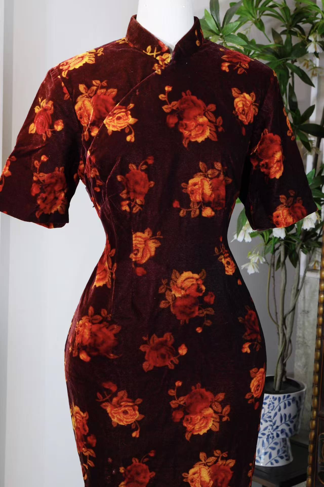 50年代 - 五十年代丝绒印花旗袍：岁月织就的东方诗篇| 1950s - 1950s Floral Velvet Qipao: An Oriental Poem Woven by Time