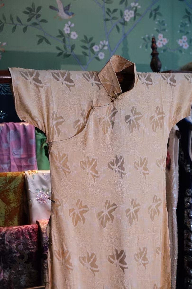 30 年代：【民国古董袍】玉兰轻绡：双色提花云肩宽袖古法旗袍 | 1930s： "Republic Era Antique Robe": Magnolia Light Gauze – Two-Tone Jacquard Wide-Sleeve Qipao