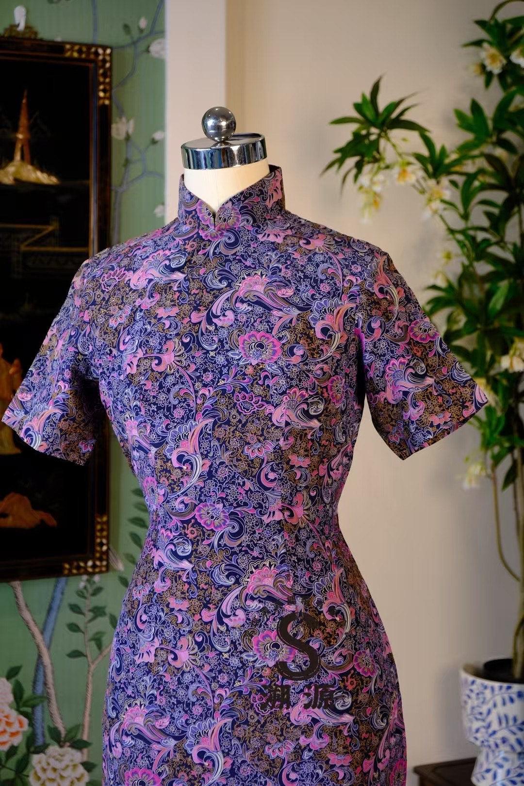 60年代 - 紫罗兰梦境 · 佩斯利涡纹：六十年代华丽复古 · 靛紫色调短袖修身印花旗袍 | 1960s - Violet Dreamscape · Paisley Swirl: 1960s Glamorous Retro · Indigo and Purple Tone Short-Sleeve Slim Print Qipao
