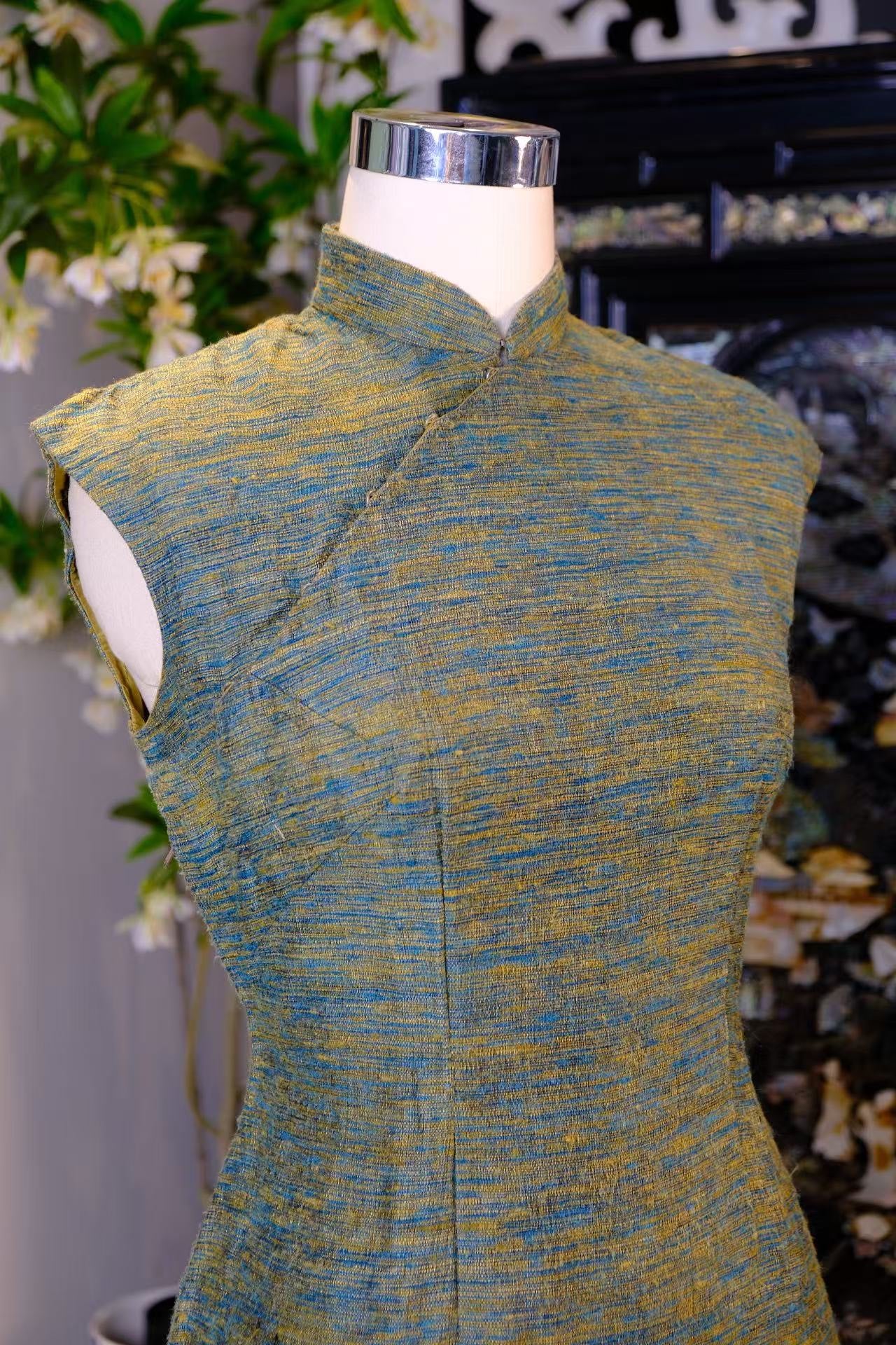 60年代 - 【山海青黛】Vintage 60年代 青金沙色肌理无袖极简旗袍 | 1960s - 【Jade & Gold Shimmer】Vintage 60s Sleeveless Qipao with Teal-Gold Slub-Effect Texture