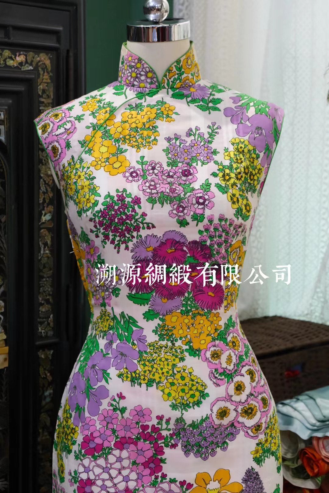 60年代 - 时代记忆：香港摩登复古风无袖花卉印花修身旗袍 | 1960s - Vintage Glamour: Hong Kong Mod-Style Sleeveless Qipao with Vibrant Floral Print