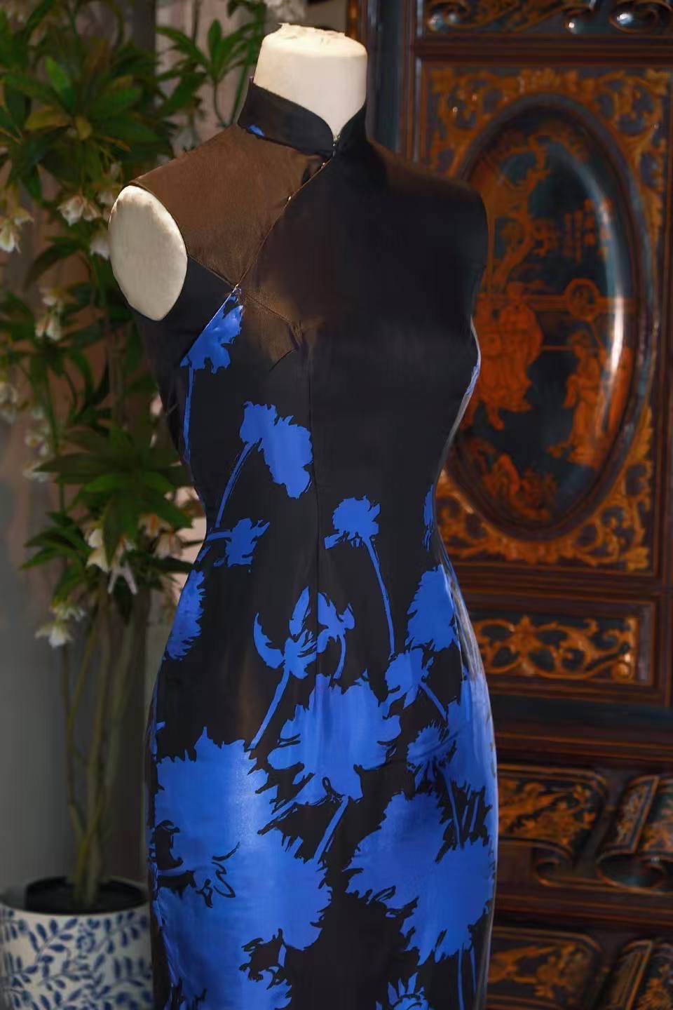 60年代 - 墨舞清韵·钴蓝写意花卉斜纹古董旗袍 | 1960s - The Ink Scroll: Cobalt Floral Xieyi Qipao of the Sixties