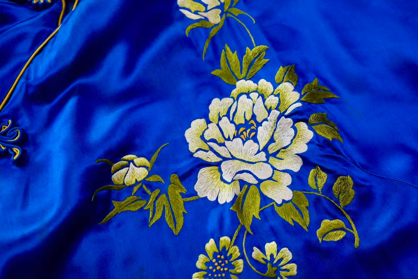 60年代 - 香江绮梦：上世纪六十年代香港产苏绣真丝花扣旗袍 | 1960s - The Splendor of Fragrant River: A Mid-1960s Hong Kong Antique Su-Style Embroidered Silk Qipao