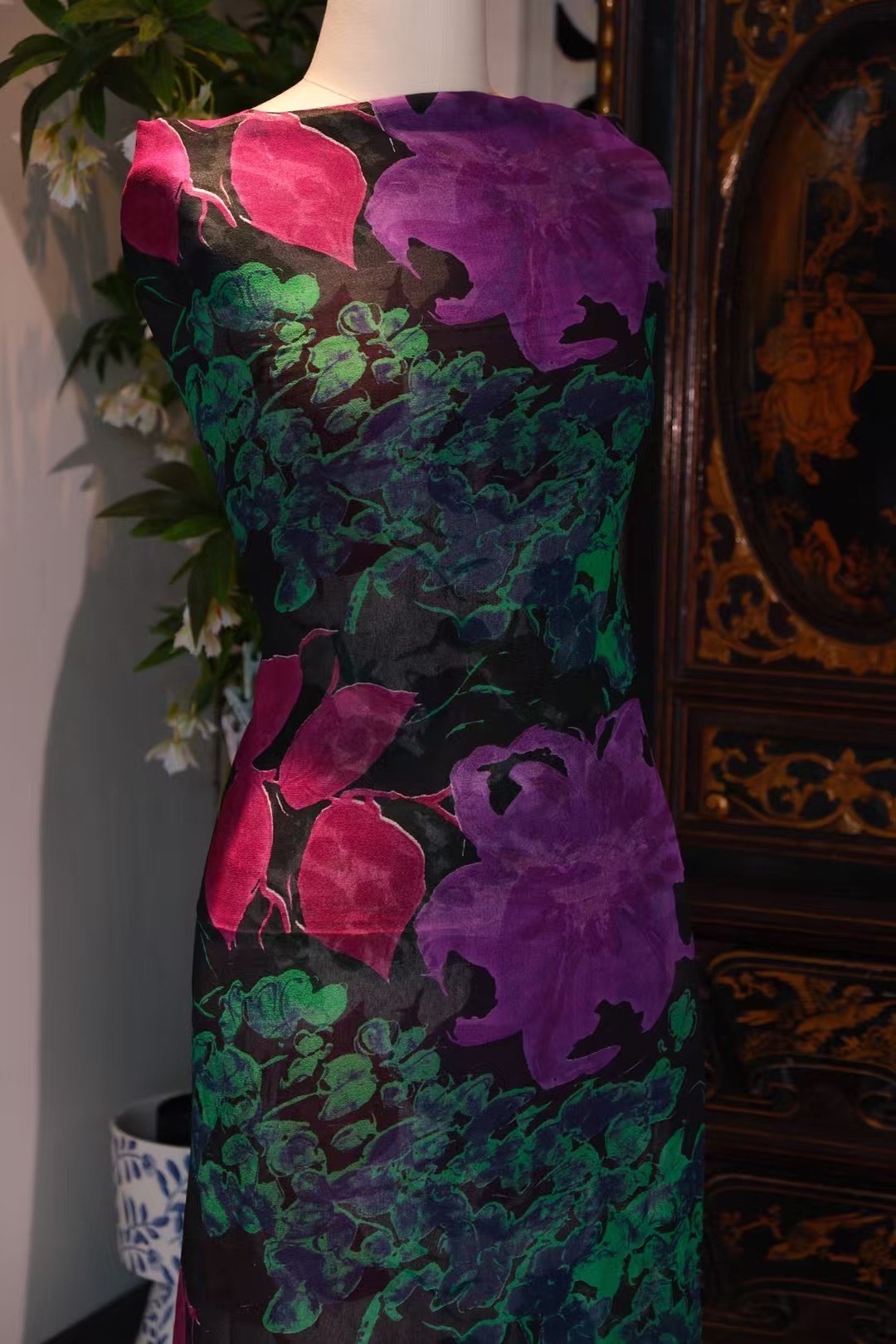 布料名 -【夜色魅影】黑底热烈紫红与翠绿叠影印花高定艺术布料 | Fabric Name - 【Phantom of the Night】Black Base Vibrant Magenta & Emerald Overprint Haute Couture Art Cloth