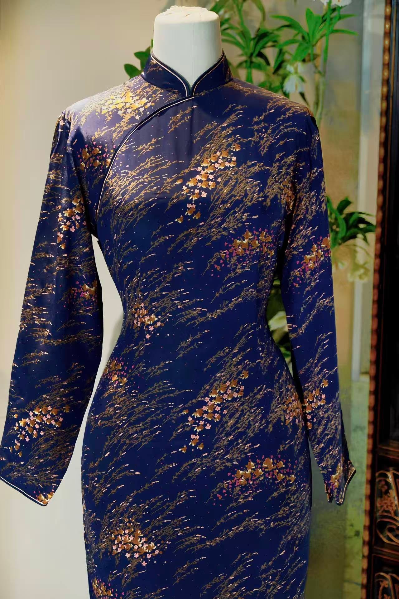 60年代 - 星夜蓝笺·六十年代手绘金枝梅岭南派古董旗袍 | 1960s - Midnight Blue Canvas: 1960s Vintage Cheongsam with Hand-Painted Gold-Branch Plum Motif in Lingnan Style