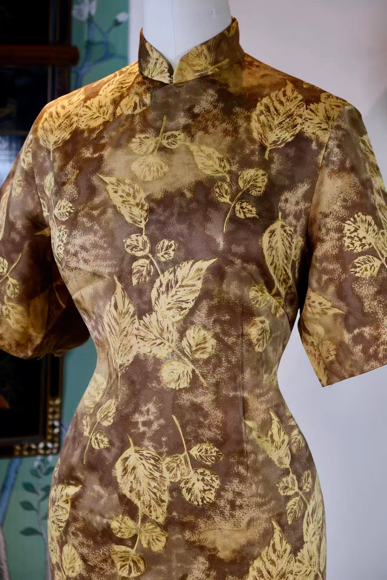 50年代 - 五十年代台湾金叶旗袍：丝绸上的秋日诗篇 | 1950s - Golden Leaves of the 1950s: An Autumn Poem Woven in Silk