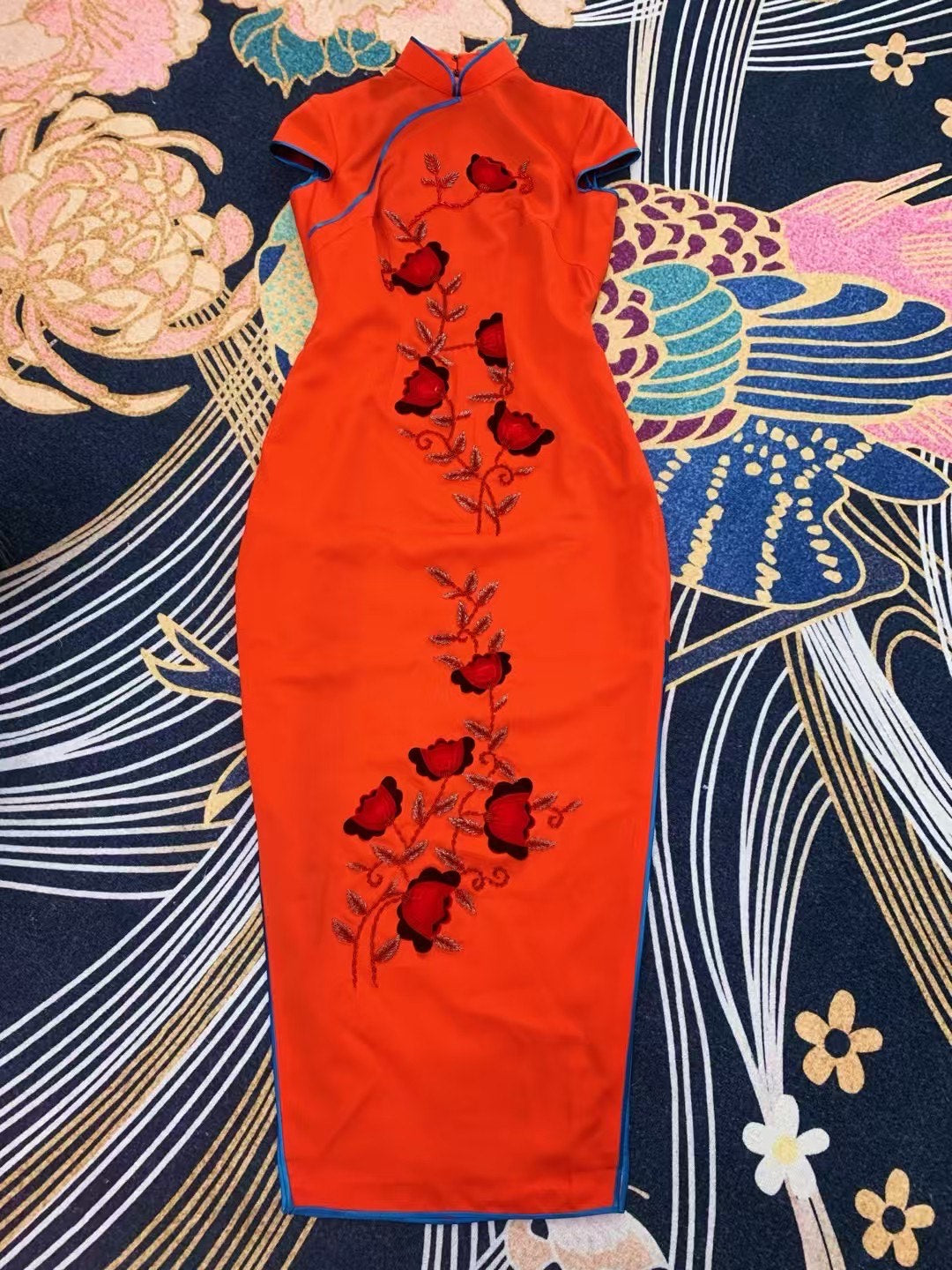 客订结缘 -《朱华曳影·碧缘凝香：刺绣花藤修身橘红缎面旗袍》| Customized Design - "Vermillion Splendor, Azure Edge: Embroidered Floral Vine Slim-Fit Cheongsam in Mandarin Orange Silk Satin"