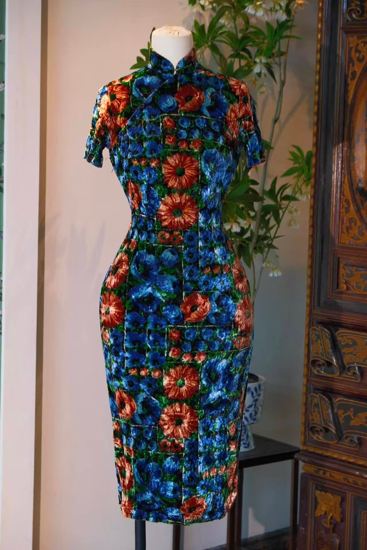 60年代 - 手绘水彩装饰艺术金丝绒台湾产古董旗袍 | 1960s - A Vintage 1960s Taiwanese Cheongsam in Hand-Painted Art Deco Velvet