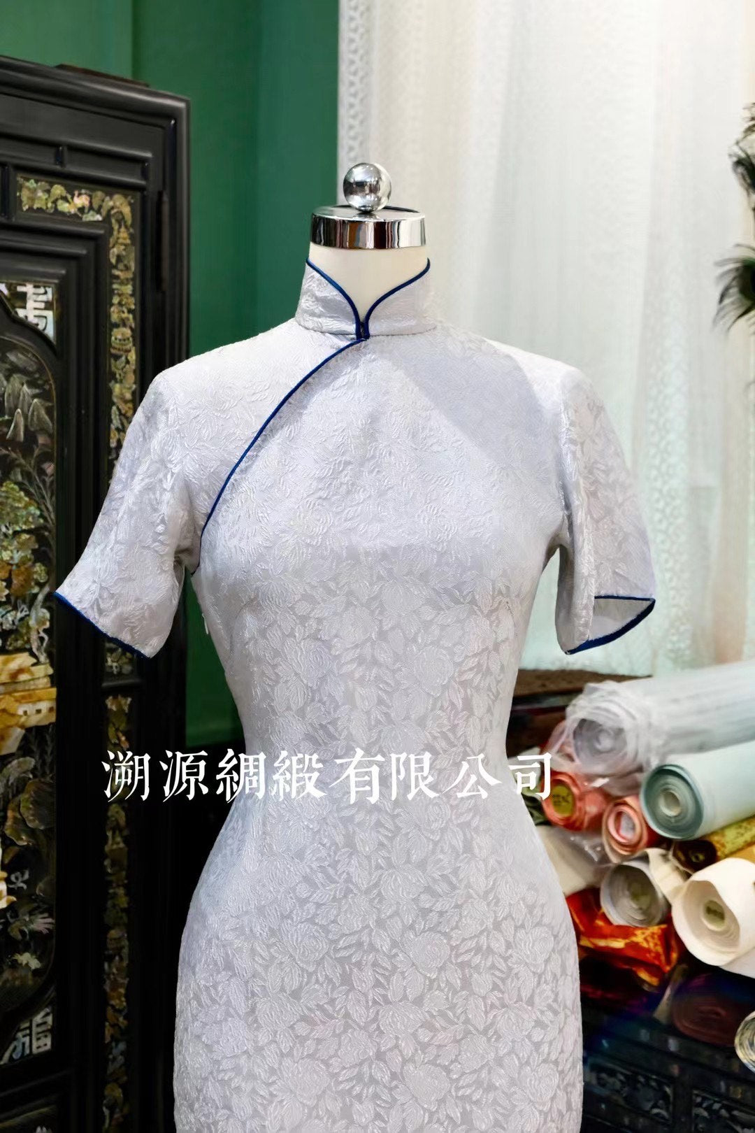 50年代 - 珍稀古董收藏：典雅米白色提花短袖修身旗袍（经典藏青滚边）|  1950s - Rare Antique Collection: Elegant Ivory Jacquard Short-Sleeve Fitted Qipao (Classic Navy Blue Piping)