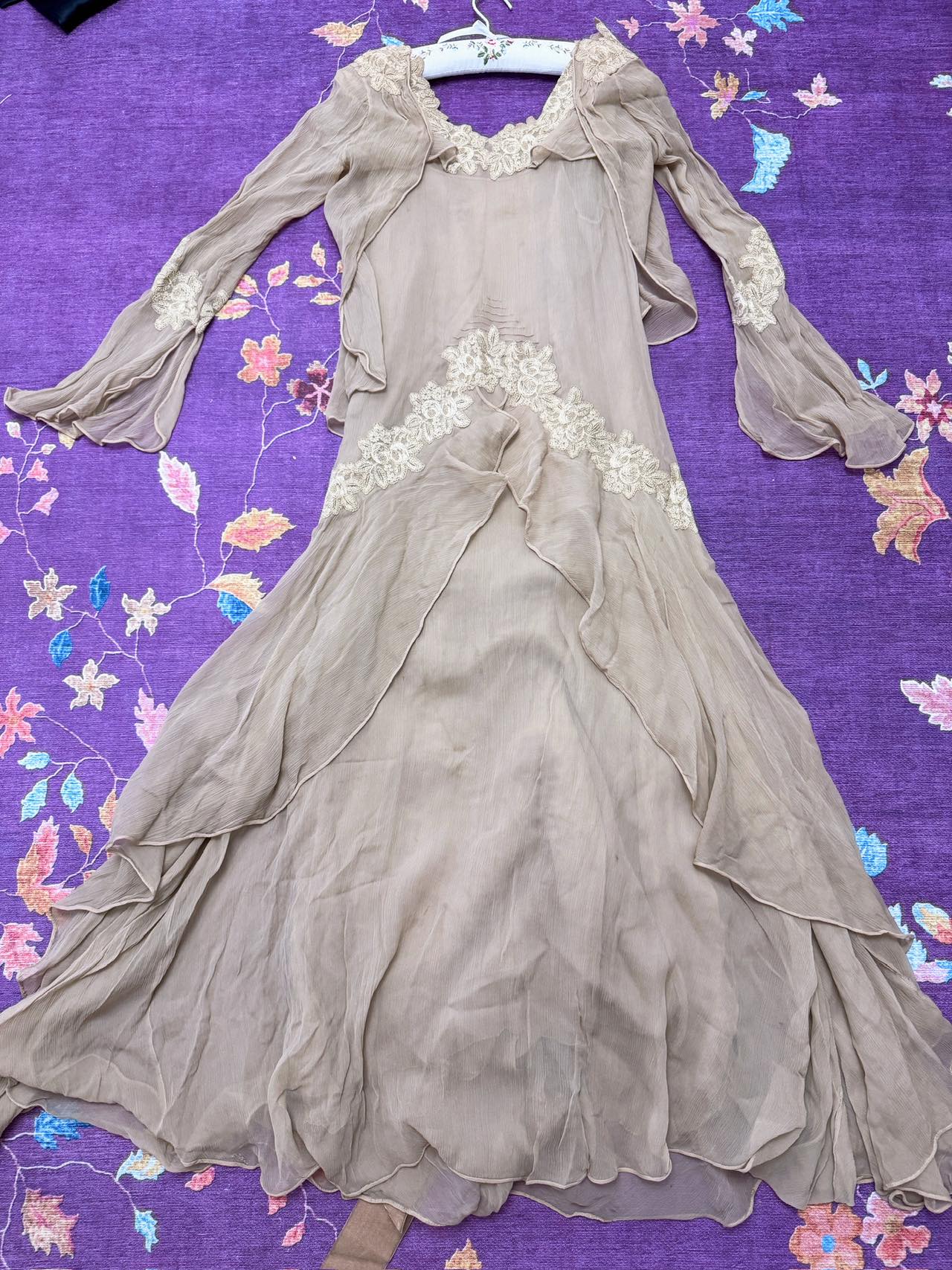 枫雪凝香：一件真丝薄纱法蕾古董裙的离散与归乡 | The Fragrance of Maple and Condensed Snow: The Diaspora and Homecoming of a 1920s Silk Tulle and French Lace Antique Gown