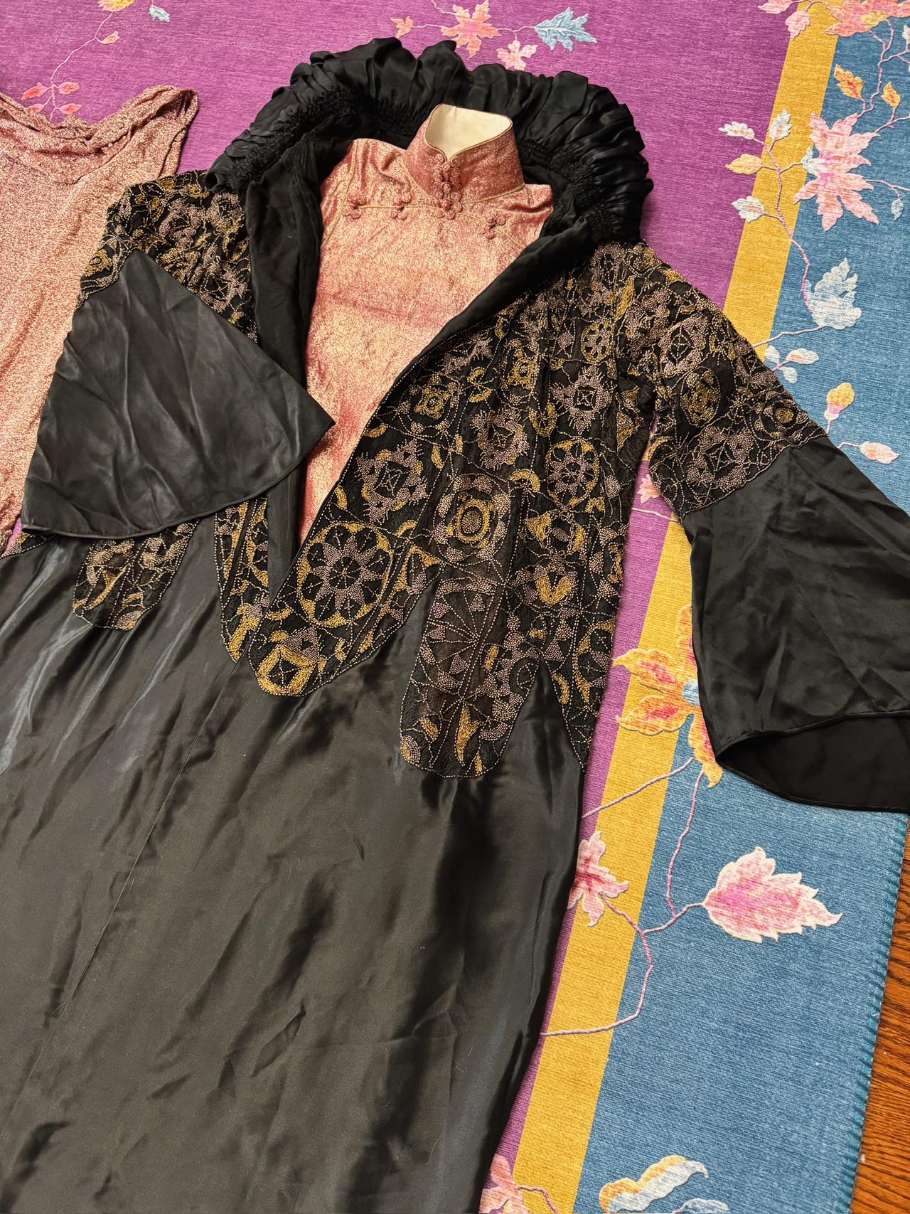 30年代 - 金缕玉衣：民国廿年金属织金双襟旗袍与云肩 | 1930s - The Jade Shroud and Golden Threads: A 1931 Custom Rose-Gold Woven Metallic Intermix Double-Placket Qipao and Elaborate Cloud Shoulder Ensemble