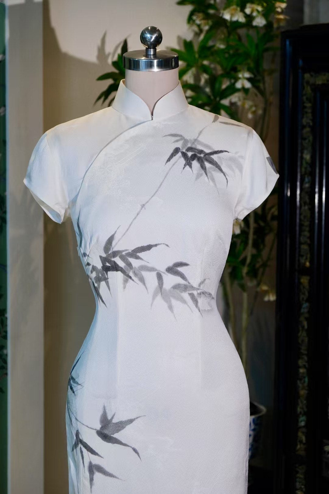 客订结缘 -《素白雅韵：墨竹风骨赋流光》| Customized Design - "The Serene Ink Bamboo: Elegance in Monochrome Cheongsam"