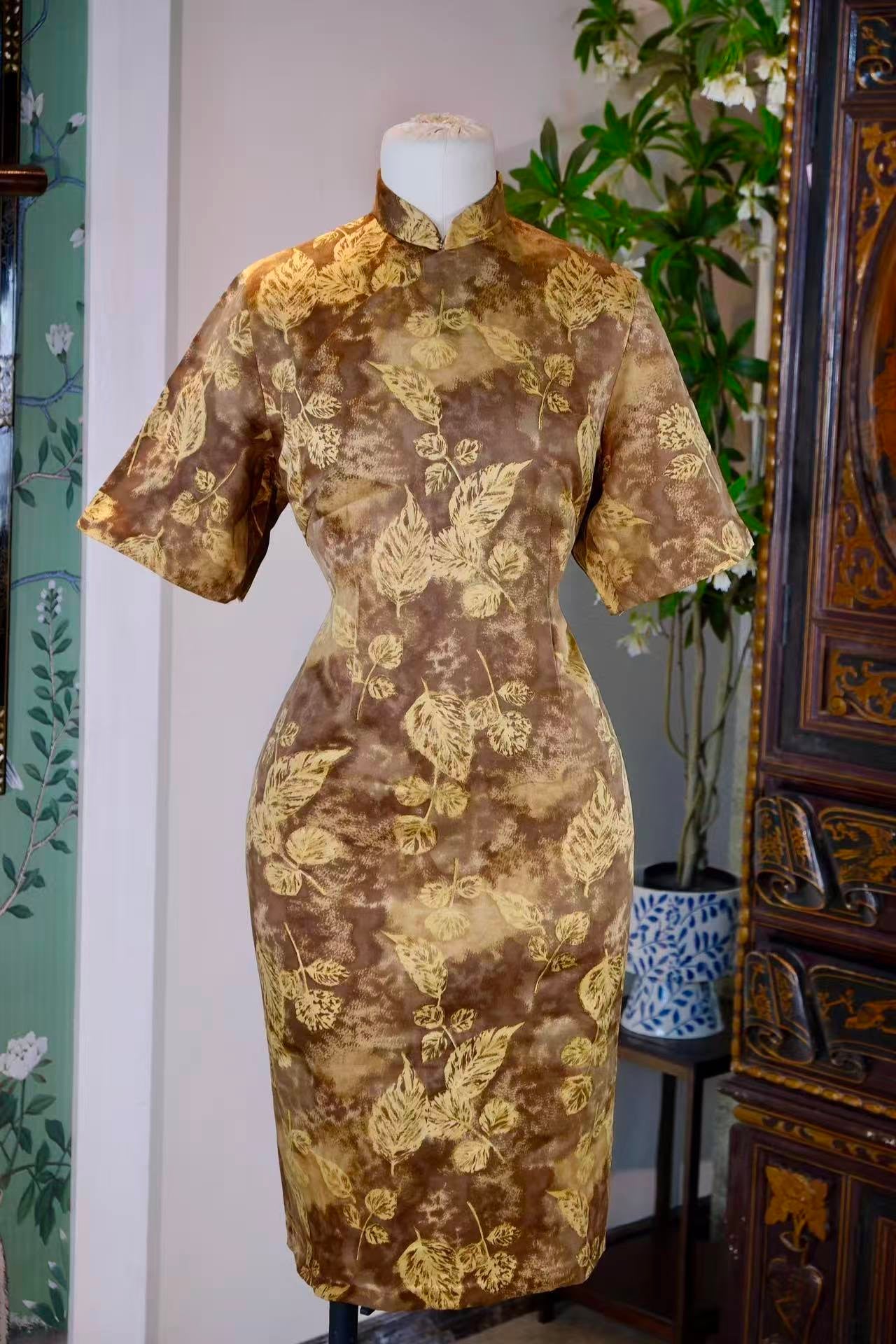 50年代 - 五十年代台湾金叶旗袍：丝绸上的秋日诗篇 | 1950s - Golden Leaves of the 1950s: An Autumn Poem Woven in Silk
