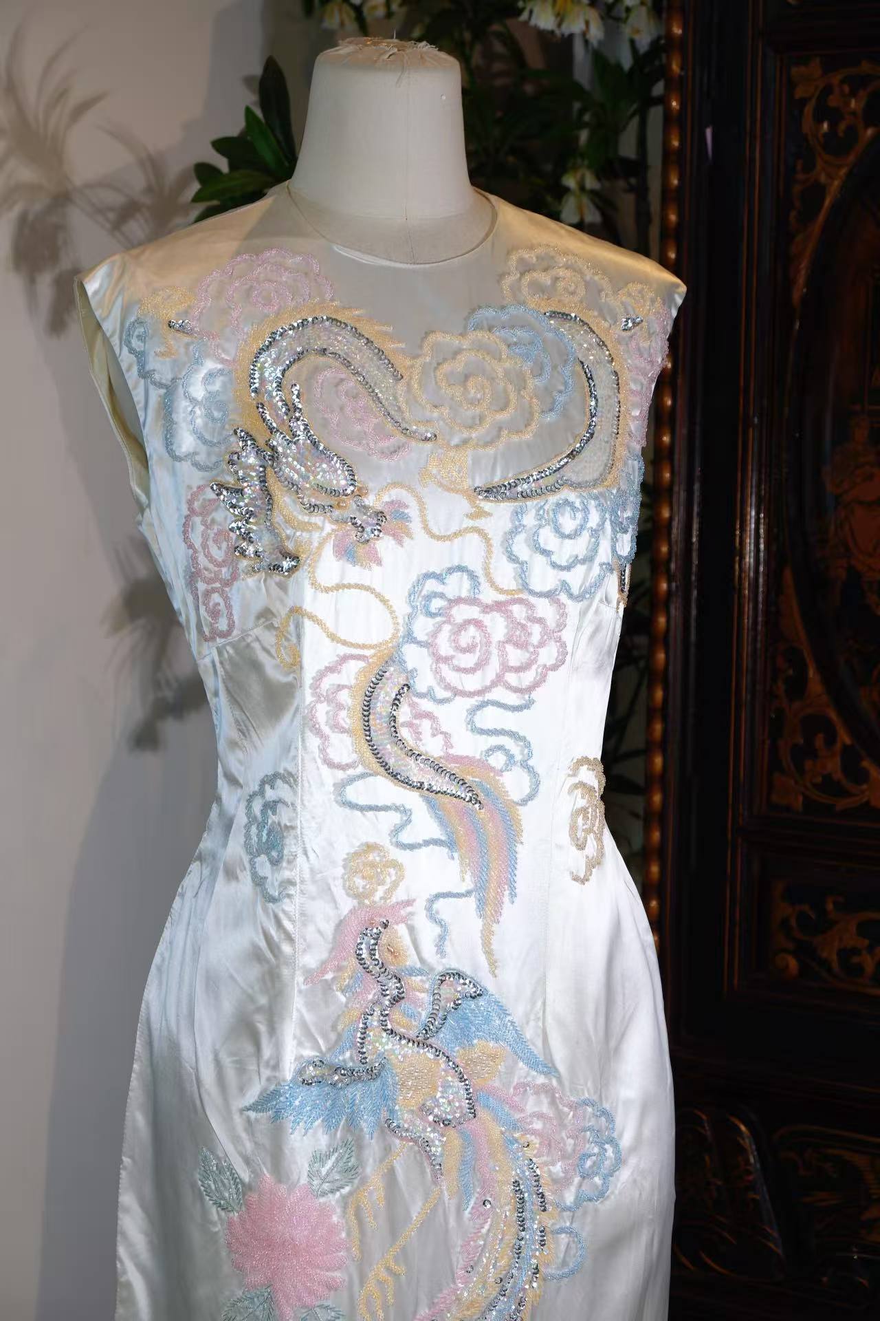 Vintage 钉珠礼服 - 六十年代香港祥云龙凤潮绣钉珠无袖礼服裙 | Vintage Beaded Dress - Auspicious Clouds, Dragon, and Phoenix: A 1960s Hong Kong Beaded "Chao" Embroidery Gown