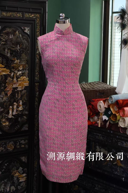 60年代 -【甜梦棋盘 • 蔷薇粉几何格纹提花无袖修身古董旗袍】| 1960s - “Pink Chessboard Dream” - Sleeveless Antique Qipao in Rose Pink Geometric Jacquard with Fitted Silhouette.