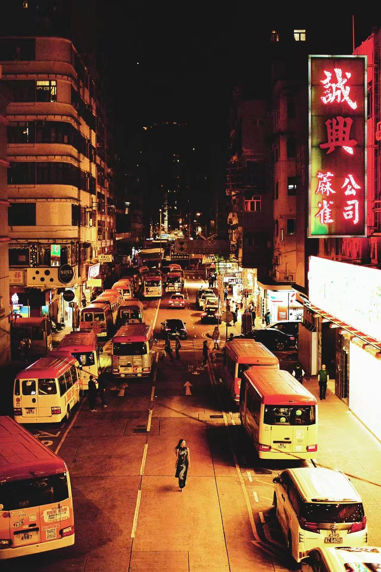 60年代 - 夜霓虹·黑缎银珠潮绣龙凤呈祥古董旗袍 | 1960s - Neon Night: Vintage Cheongsam in Black Satin with Silver Pearl Chao Embroidery of the Dragon & Phoenix