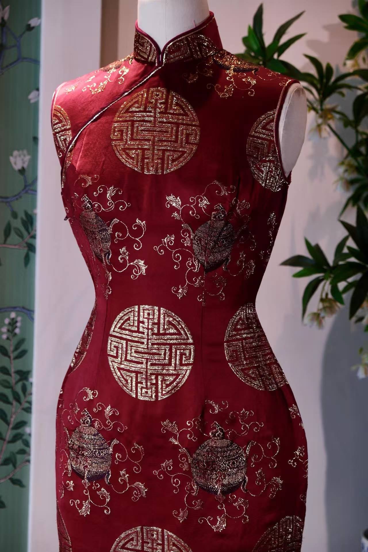 60年代 - 香江丝府·胭脂红织金团寿缠枝莲古董旗袍 |  1960s - The Silk Repository of Hong Kong: Vintage Rouge-Red Cheongsam with Gold-Woven Shou Medallions and Interlocking Lotus