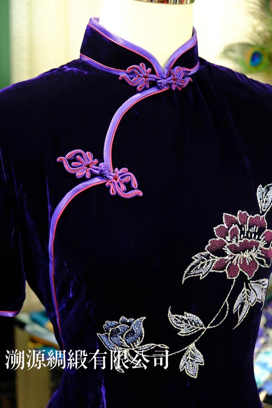 70年代 - 港风深紫色天鹅绒波浪琵琶襟手工盘扣烫金花卉古董旗袍：【紫夜幽兰】| 1970s - Hong Kong Style Dark Purple Velvet Wavy Pipa Placket Hand-Knot Button Gold-Foil Floral Antique Qipao: "Midnight Orchid"