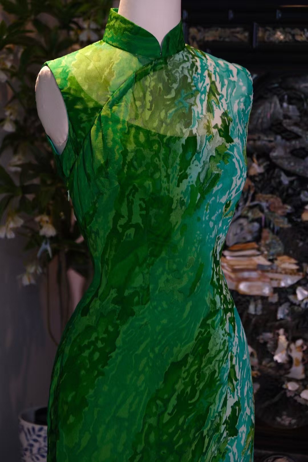 客订结缘 -《流云锁烟 · 翠意凝香》—— 泼墨晕染，青绿交叠的抽象艺术无袖旗袍 | Customized Design - "Floating Clouds & Jade Intent" — Ink-Wash Blended, Aqua-Green Abstract Art Sleeveless Qipao