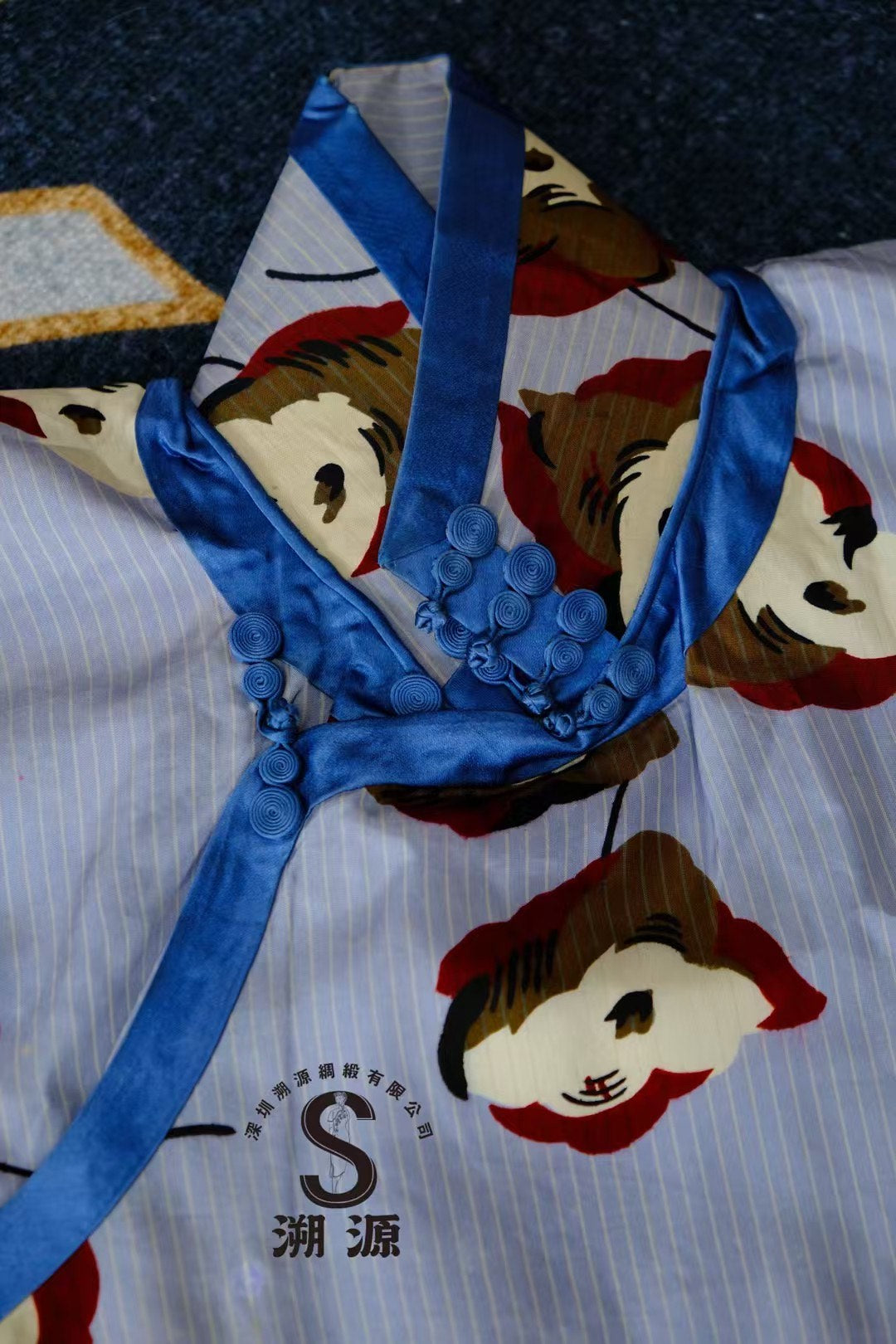 30年代 - 民国闲趣 · 浅蓝细纹抽象花卉旗袍： 撞色摩登，蓝丝绒巧扣 | 1930s - Republican Era Leisure · Light Blue Pinstripe Cheongsam with Abstract Contrast Florals: Modernist Color Blocking, Blue Velvet Accents