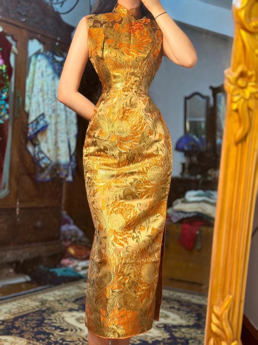 60年代 - 花都公司出品金橙色织锦花卉手工盘扣无袖古董旗袍 | 1960s - Golden-Orange Brocade Floral Sleeveless Antique Qipao by Huadu Co.