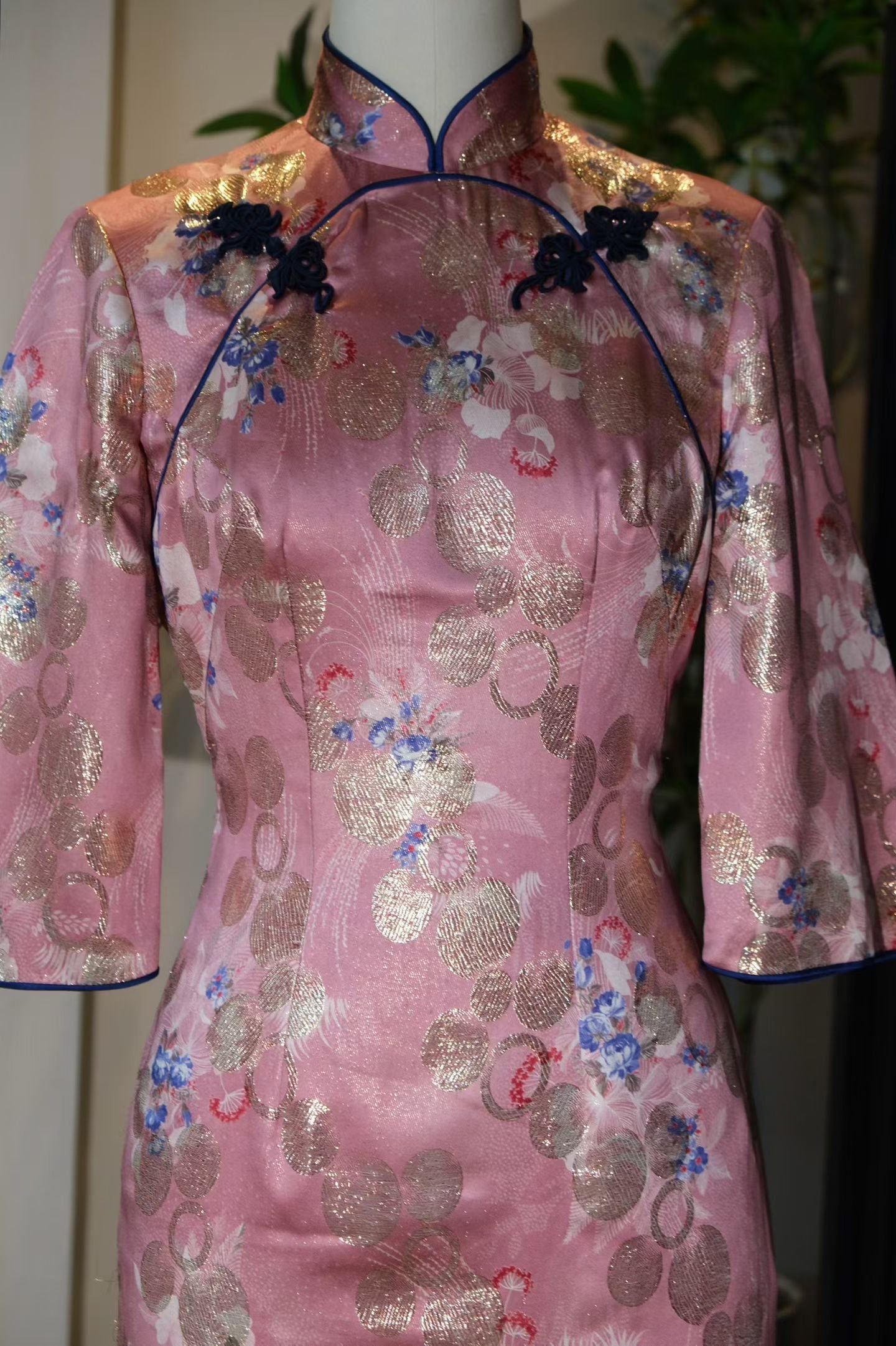 60年代 - 「金流星辰」：上世纪六十年代罕见双圆襟倒大袖嵌丝硬花扣意大利织金波点古董港式旗袍 / 1960s - "Golden Constellation": A Rare 1960s Hong Kong Vintage Qipao with Double Round Lapel, Inverted Wide Sleeves, Hard Floral Buttons, and Italian Lurex Polka Dots