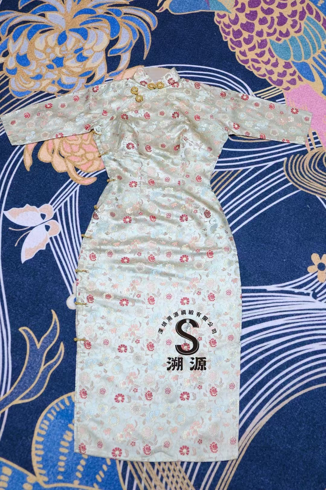 40年代 - 浅绿织锦长袖旗袍： 团花如意，金线锦绣春华 | 1940s - Light Green Brocade Long-Sleeved Cheongsam: Auspicious Medallions, Golden Splendor of Spring