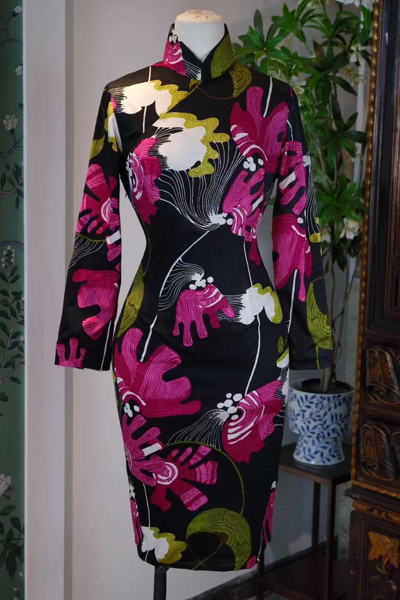 60年代 - 黑缎凝香·六十年代香江印花旗袍 | 1960s - Scent Condensed in Black Satin: 1960s Hong Kong Printed Qipao
