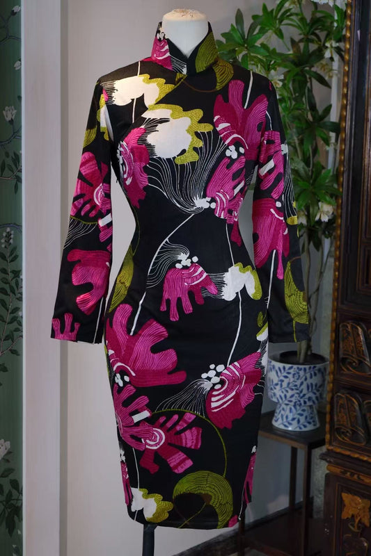 60年代 - 黑缎凝香·六十年代香江印花旗袍 | 1960s - Scent Condensed in Black Satin: 1960s Hong Kong Printed Qipao