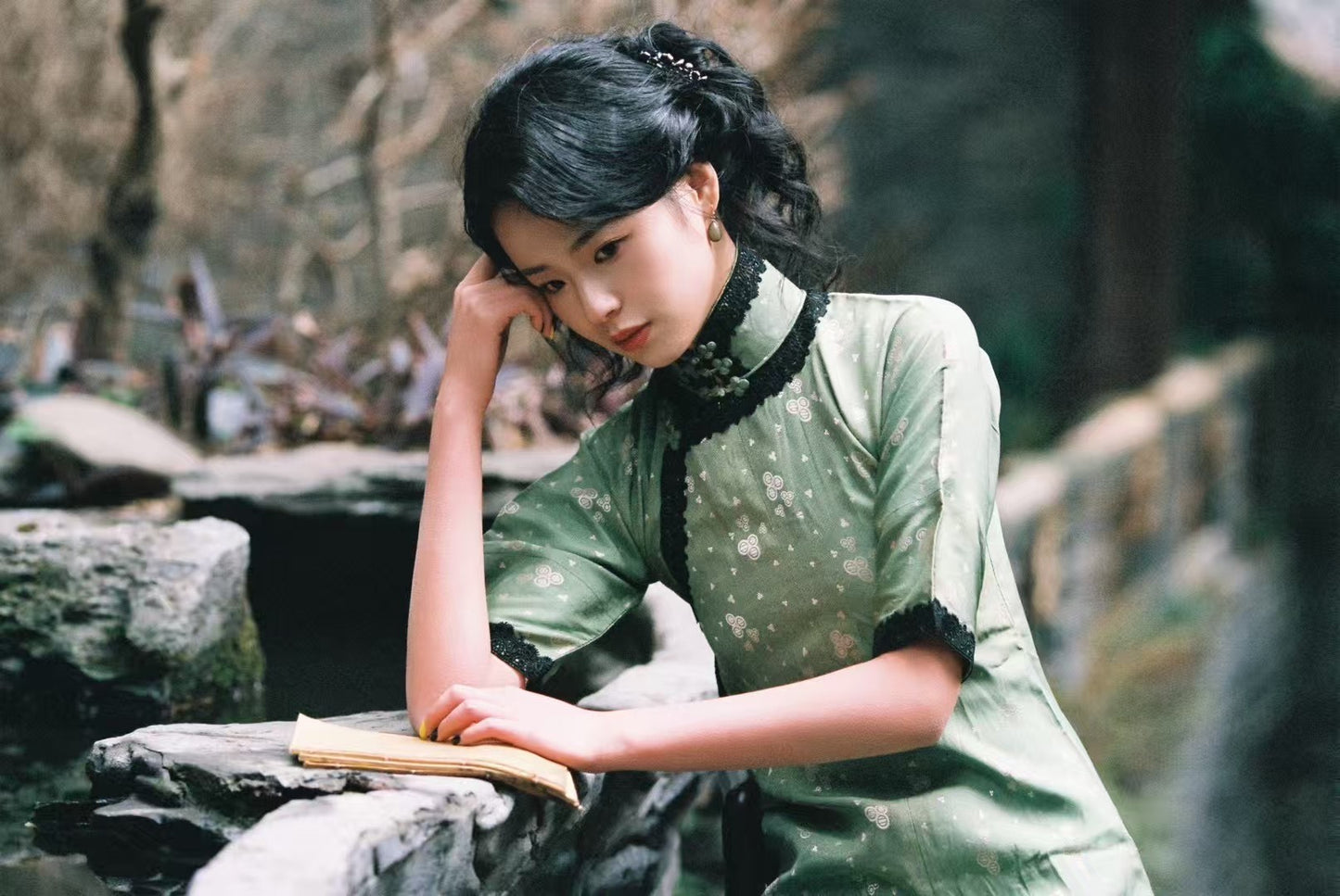 30年代 -新新有限公司典藏版“翠意盈袖”蕾丝滚边印花真丝乔其纱日常款旗袍 / 1930s - The "Emerald Charm Sleeves" Collection: A Genuine Silk Crêpe de Chine Qipao with Lace Trims and Printed Pattern, Produced by Sincere Company (New Era Department Store)