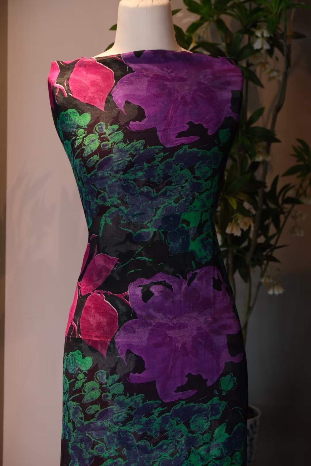 布料名 -【夜色魅影】黑底热烈紫红与翠绿叠影印花高定艺术布料 | Fabric Name - 【Phantom of the Night】Black Base Vibrant Magenta & Emerald Overprint Haute Couture Art Cloth