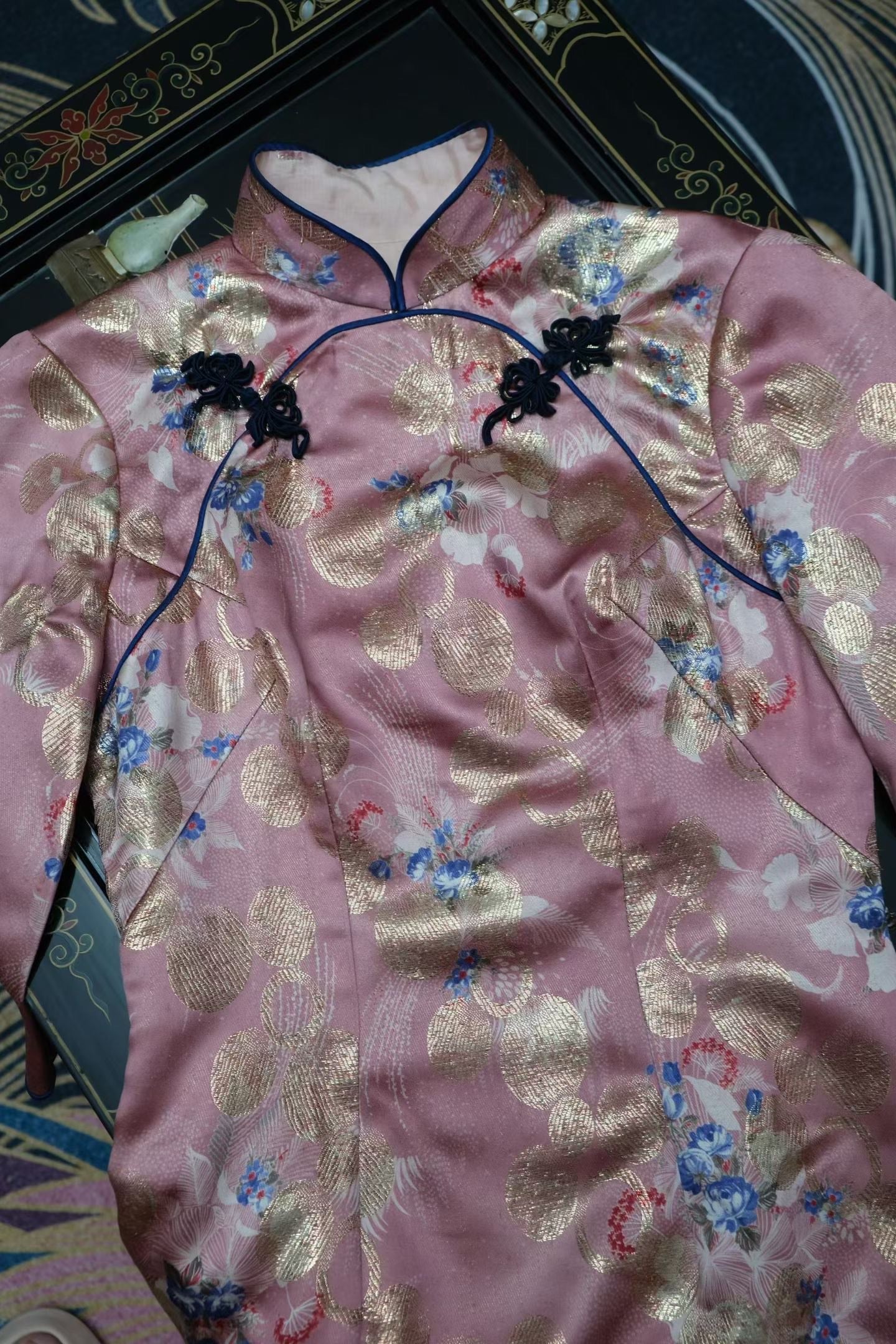 60年代 - 「金流星辰」：上世纪六十年代罕见双圆襟倒大袖嵌丝硬花扣意大利织金波点古董港式旗袍 / 1960s - "Golden Constellation": A Rare 1960s Hong Kong Vintage Qipao with Double Round Lapel, Inverted Wide Sleeves, Hard Floral Buttons, and Italian Lurex Polka Dots