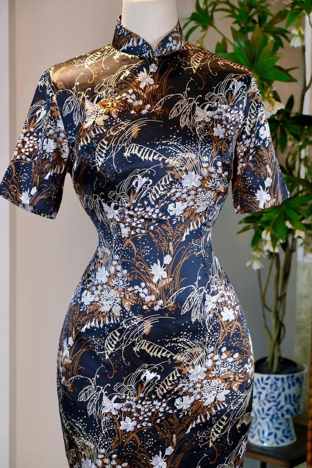 60年代 - 月华诗篇·六十年代香港藏青缎面白金印花缠枝萱草古董旗袍 | 1960s - Poem of Lunar Radiance: A 1960s Hong Kong Vintage Cheongsam in Navy Satin with White and Gold Scrolling Hemerocallis Print