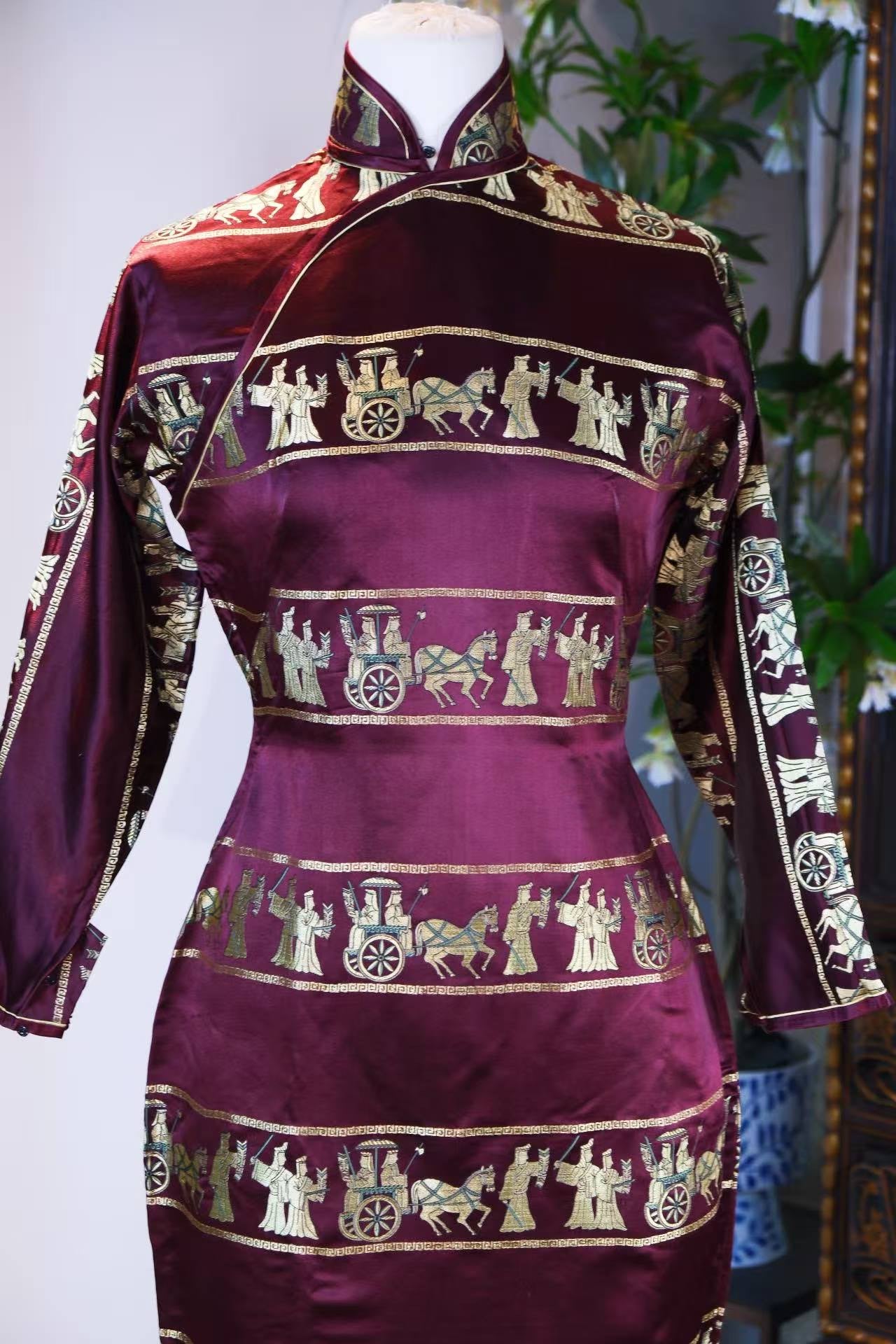 40年代 - 紫魅惊鸿·1940年代海派酒红织锦提花金线车马出行图古董旗袍 | 1940s - Purple Glamour & Startled Swan: A Late 1940s Shanghai-Style Wine Red Brocade Cheongsam with Gold-Woven Chariot Procession