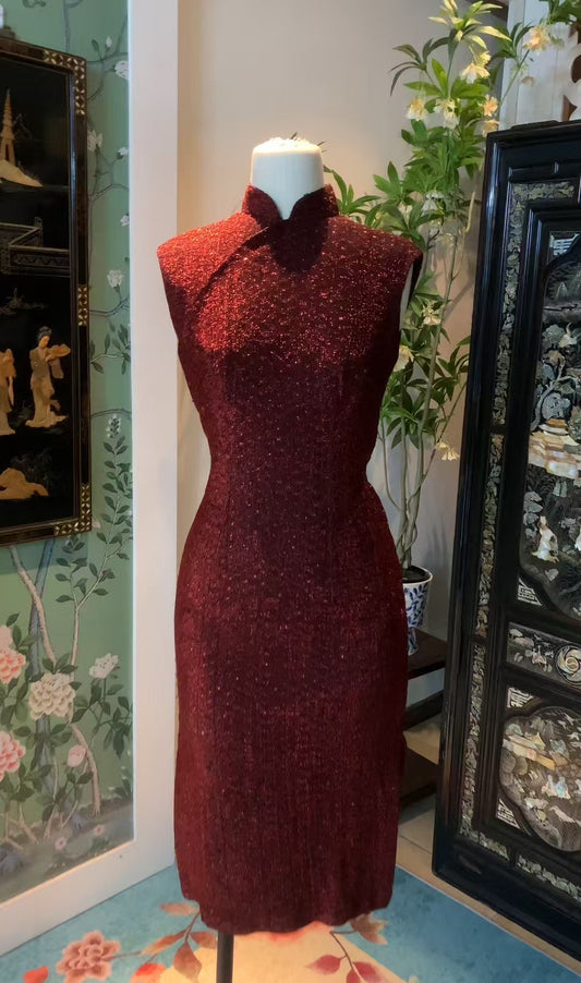 60年代 -【暗香流韵】复古酒红闪光亮丝面料无袖短款旗袍 | 1960s -【Hidden Fragrance, Flowing Charm】Retro Wine Red Sparkly Lurex Sleeveless Short Qipao Dress