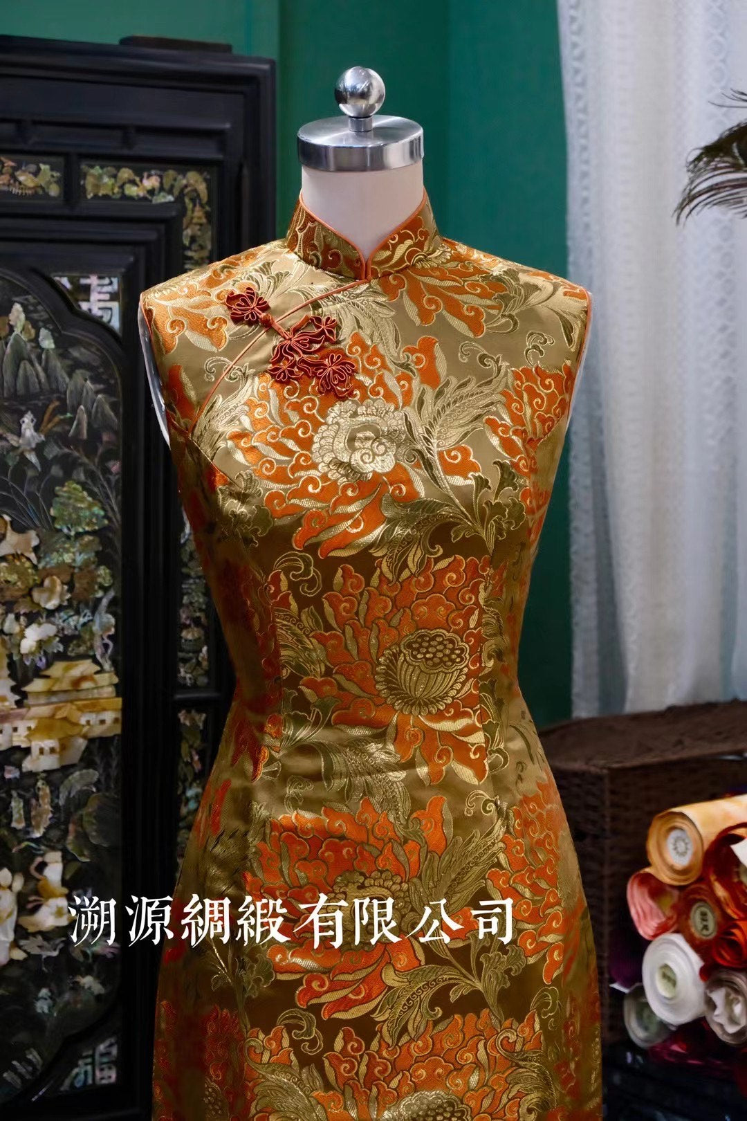 60年代 - 花都公司出品金橙色织锦花卉手工盘扣无袖古董旗袍 | 1960s - Golden-Orange Brocade Floral Sleeveless Antique Qipao by Huadu Co.