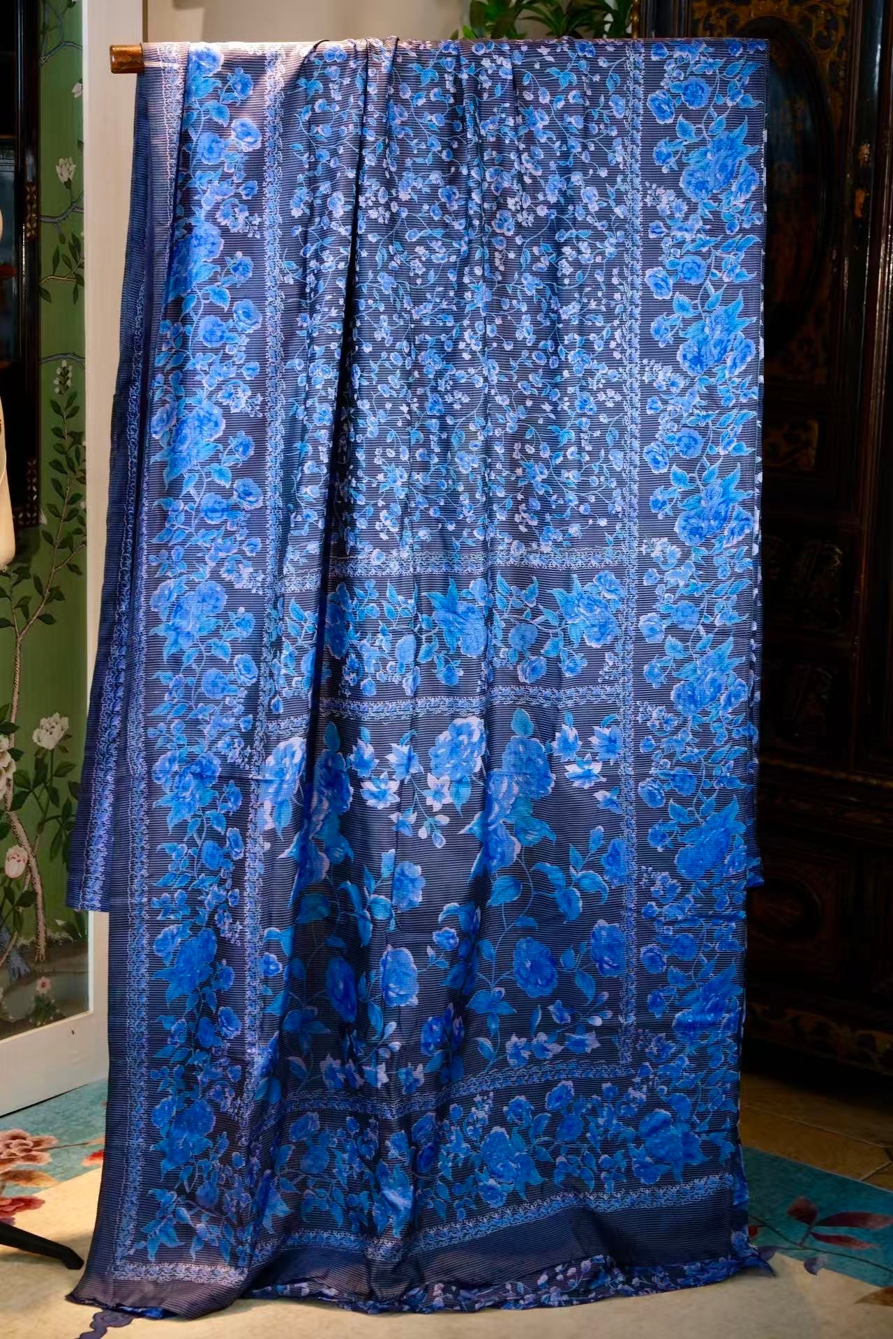 布料名 - 青花流岚：横纹经纬间的重工蓝调碎花写意真丝 | Fabric Name - Azure Mist: Literati Aesthetics and Horizontal-Grain Blue Floral Artisan Silk