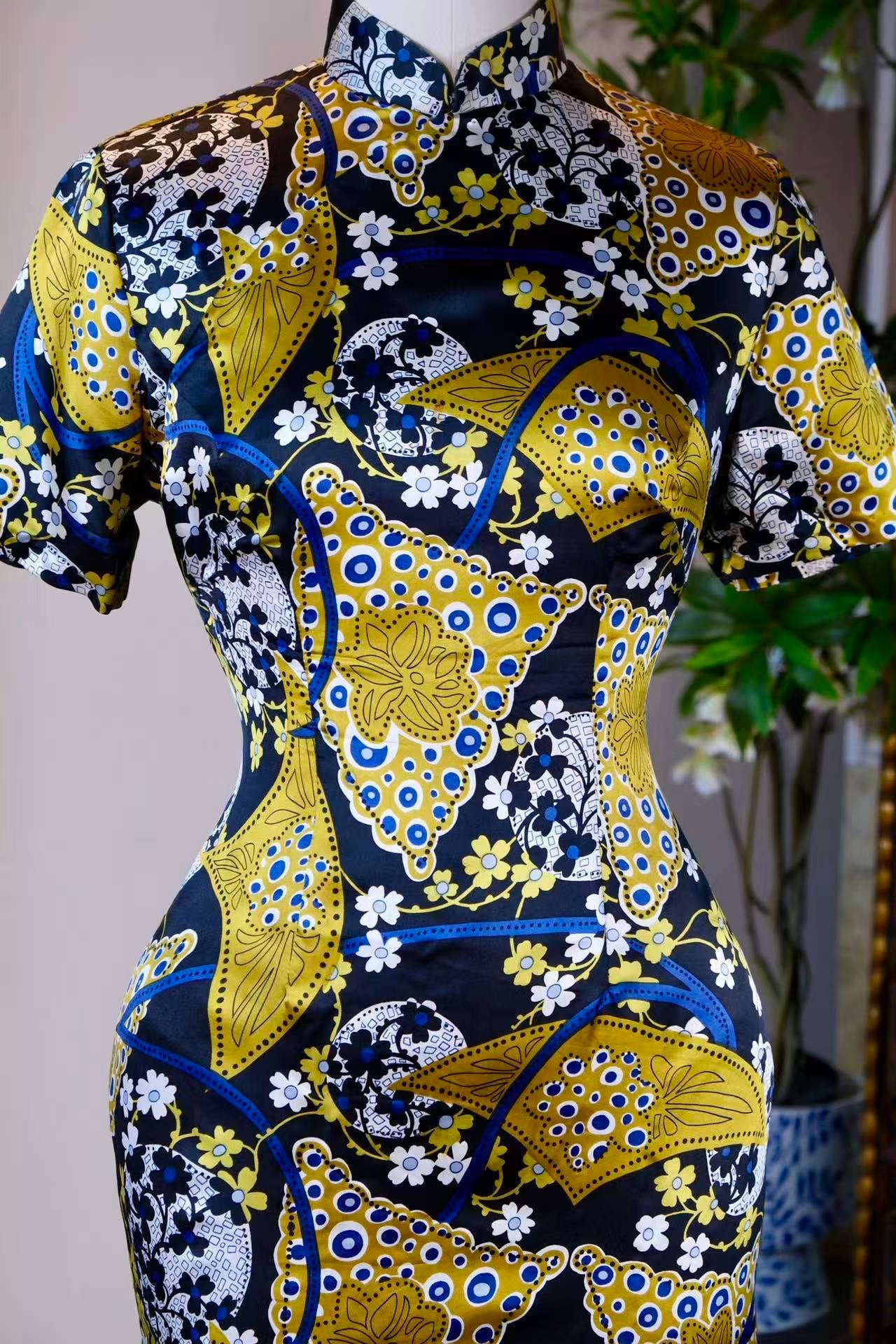 60年代 - 六十年代和风印花台湾古董旗袍：织锦上的东方美学史诗 | 1960s - A 1960s Wafuku-Print Taiwanese Antique Cheongsam: An Oriental Aesthetic Epic in Brocade