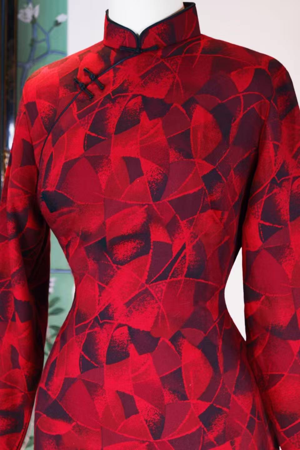 60年代 - 香江旧梦·红黑鎏金ArtDeco几何纹古董旗袍 | 1960s - Lingering Hong Kong Dream: Vintage Cheongsam with Red-Black Gilded Art Deco Geometric Pattern