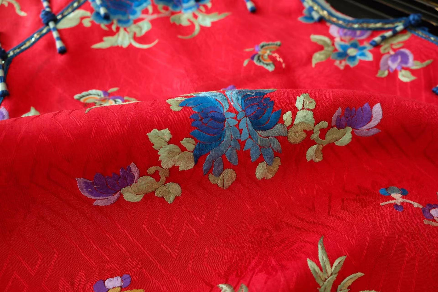 清末民初 - 红缎绣蝶恋花马甲：清末民初的闺阁遗珍 | The Late Qing and Early Republic - Red Satin Embroidered "Butterfly and Flower" Vest: A Boudoir Legacy from the Late Qing and Early Republic