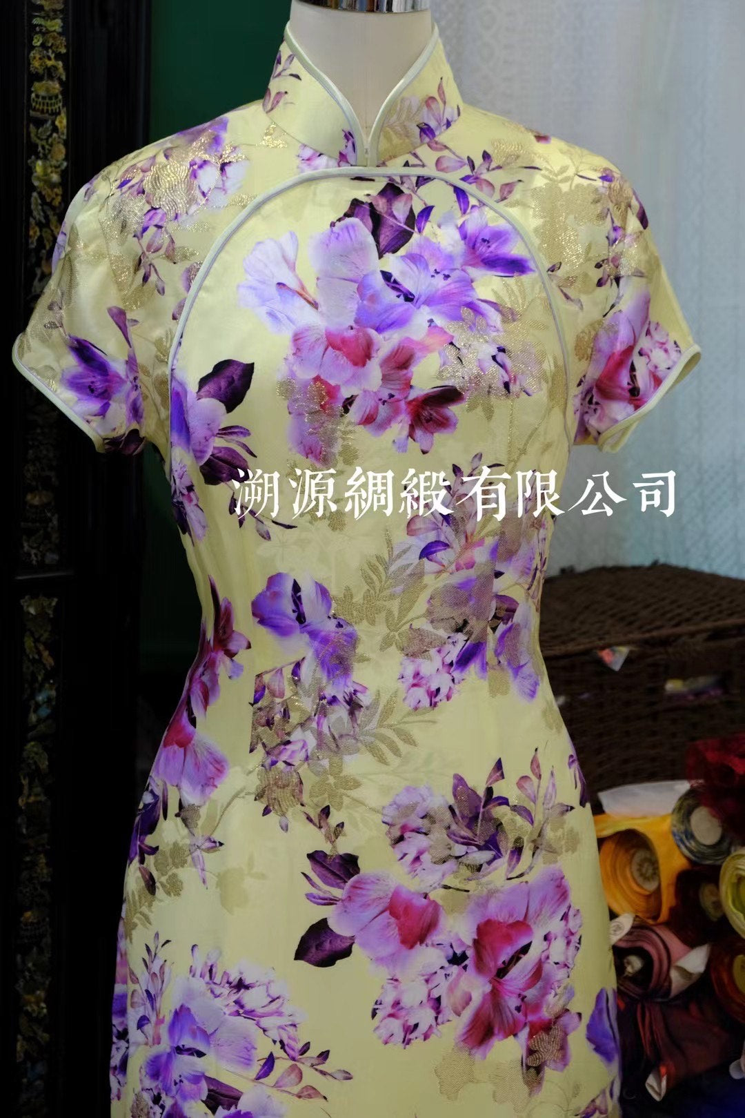 客定结缘 - Ruffo Coli 奢华真丝·春日紫藤金线印花·鹅黄玉色·典雅长款旗袍 | Customized Design - Ruffo Coli Luxury Silk, Spring Wisteria Gold Thread Print, Goose Yellow Jade Hue, Elegant Long Qipao